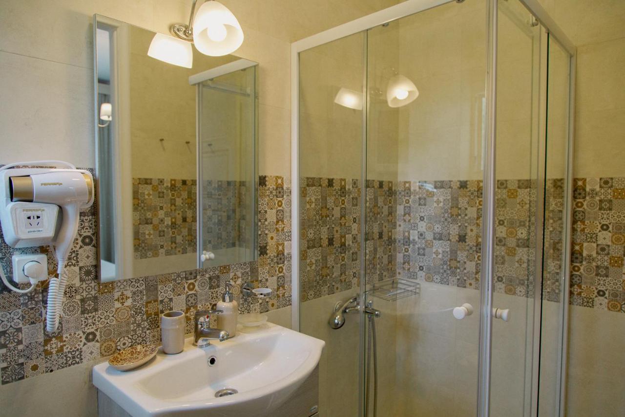 Rooms In Yard Corinth Екстериор снимка