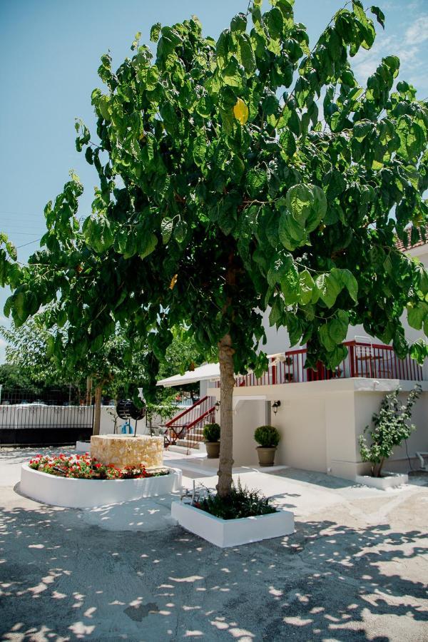 Rooms In Yard Corinth Екстериор снимка