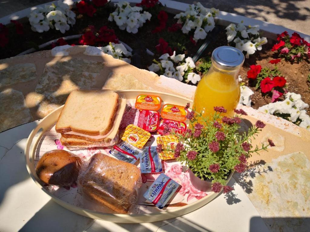 Rooms In Yard Corinth Екстериор снимка