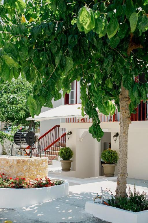 Rooms In Yard Corinth Екстериор снимка